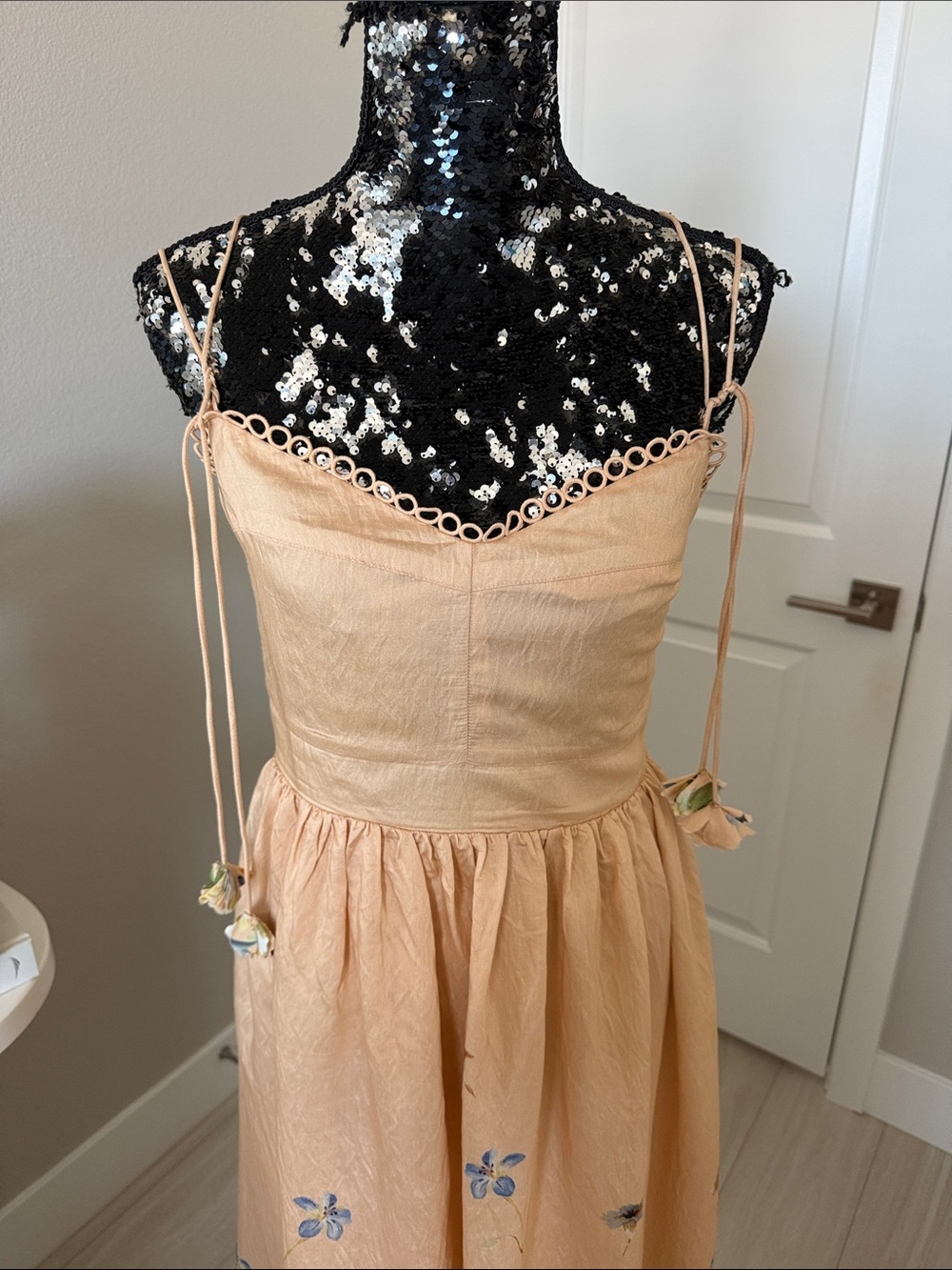 En Saison Blush Peach Floral Midi Dress with Spaghetti Straps - Picture 4 of 10